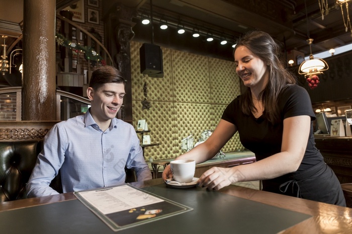 专业优雅 年轻女服务员的咖啡服务艺术