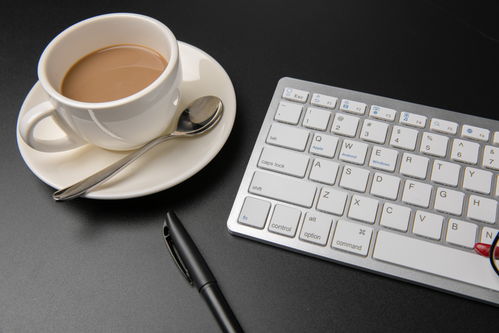 咖啡、键盘与光影 一张摄影图背后的现代商务服务美学