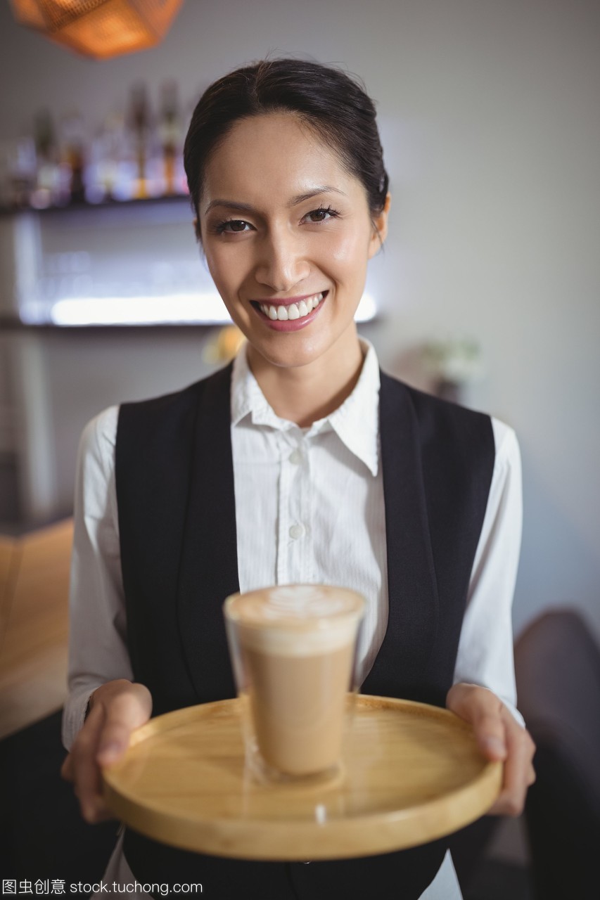 咖啡与温度 女服务员的日常肖像