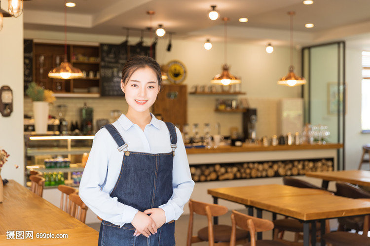年轻咖啡馆服务员的咖啡服务 从热情到专业的艺术