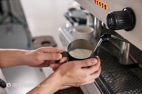 咖啡机的魔法时刻 奶泡制作特写与高品质咖啡服务