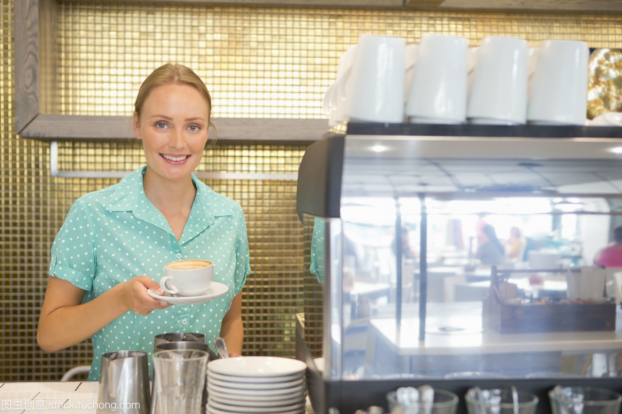 咖啡店里的温暖 一位微笑服务员的日常